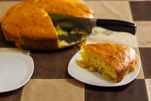 Fetta di torta di mele classica sul piatto bianco sul tavolo della cucina