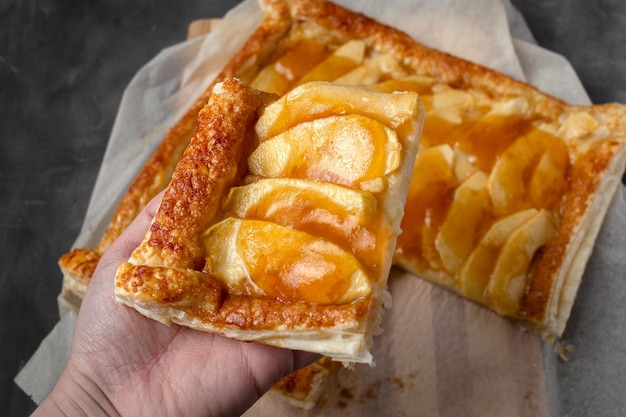 Fetta di torta di mele fatta in casa con marmellata in stile foto di umore scuro