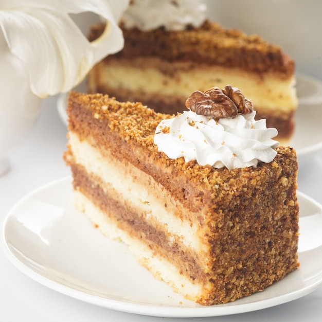 Fetta di torta di noci in un piatto bianco