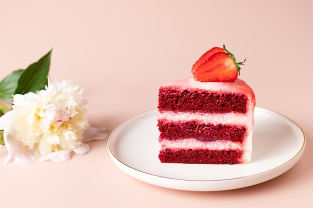 Fetta di torta di velluto rosso con fragole fresche delizioso dessert a strati