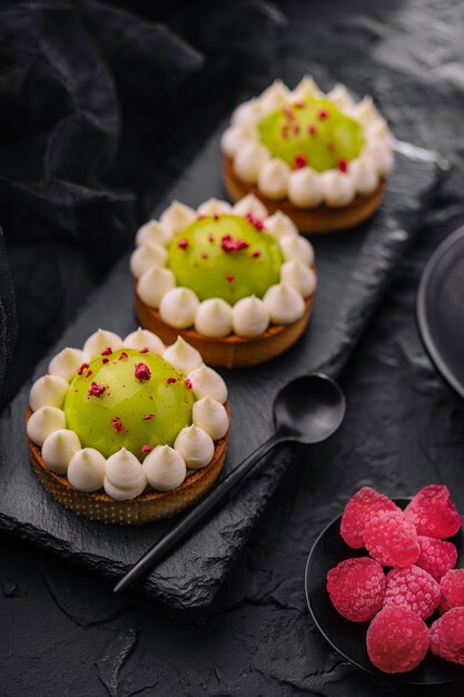 Fetta di torta matcha con vaniglia e lamponi