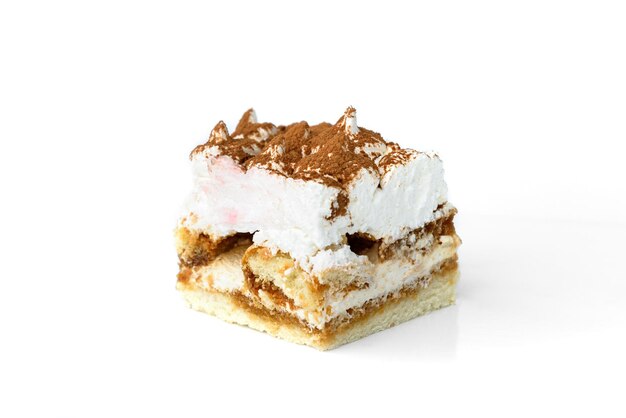 Fetta di torta tiramisù isolata su sfondo bianco.