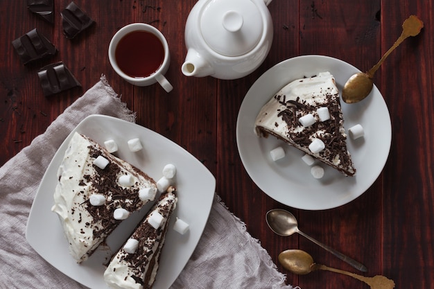 Fetta di torte alla crema con cioccolato e marshmallow