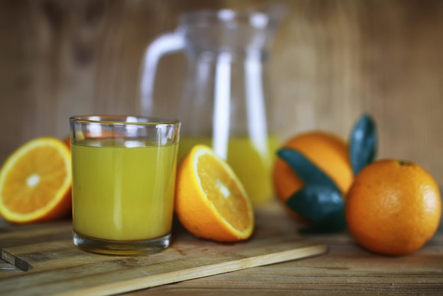Fetta di vetro di succo d'arancia