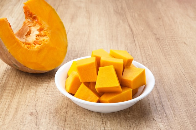 Fetta di zucca o Labu Kuning sull'ingrediente alimentare della tavola di legno