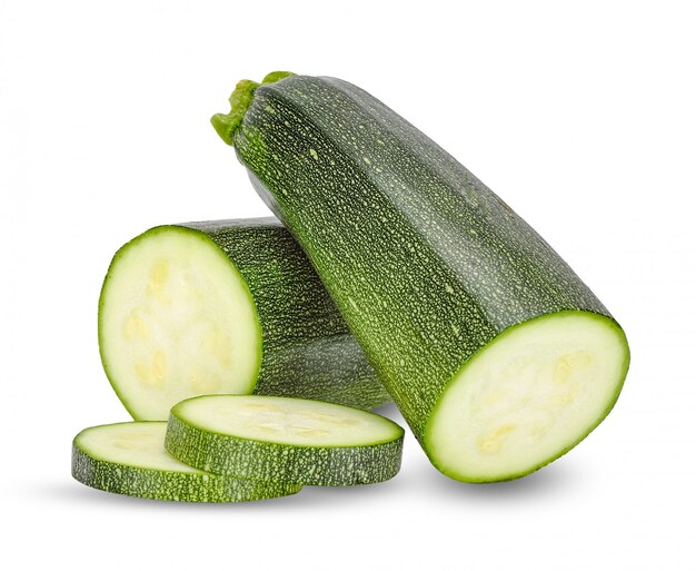 Fetta di zucchine isolato su sfondo bianco