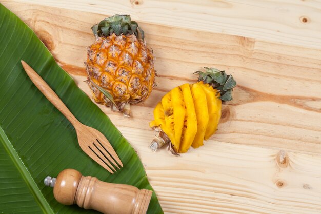 fetta fresca di ananas dolce su legno