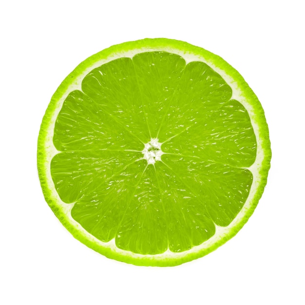 Fetta rotonda perfetta di frutta fresca di lime isolata su sfondo bianco senza ombre dettagli alti