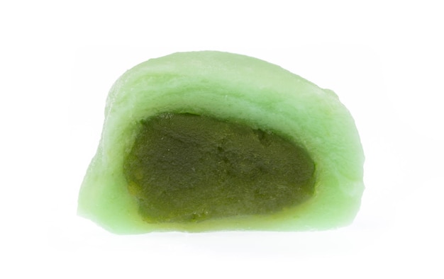 fetta Tè verde Mochi dessert isolato su sfondo bianco