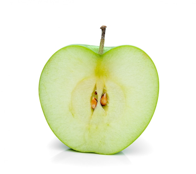 Fetta verde della mela isolata su bianco