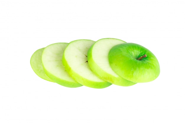 Fetta verde mela isolata su fondo bianco