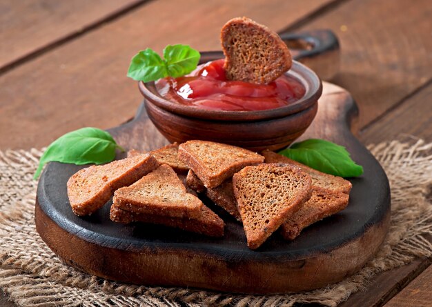 Fette biscottate di Rye con salsa piccante su un di legno