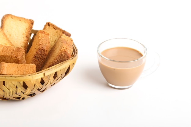 Fette biscottate o pane tostato con una tazza di tè sulla superficie bianca