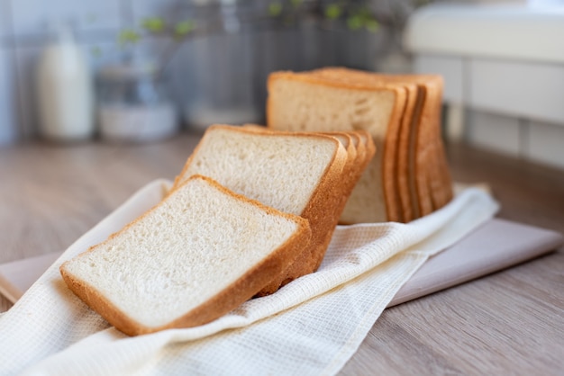 Fette biscottate sul tavolo in cucina, fette di pane bianco