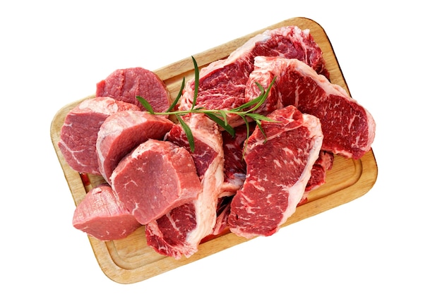 Fette crude fresche della bistecca della carne di manzo sul bordo tagliato di legno isolato sopra