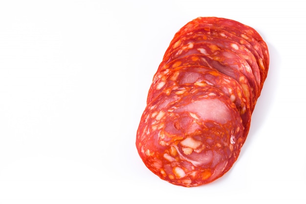 Fette del chorizo della carne fredda isolate sullo spazio bianco della copia del fondo