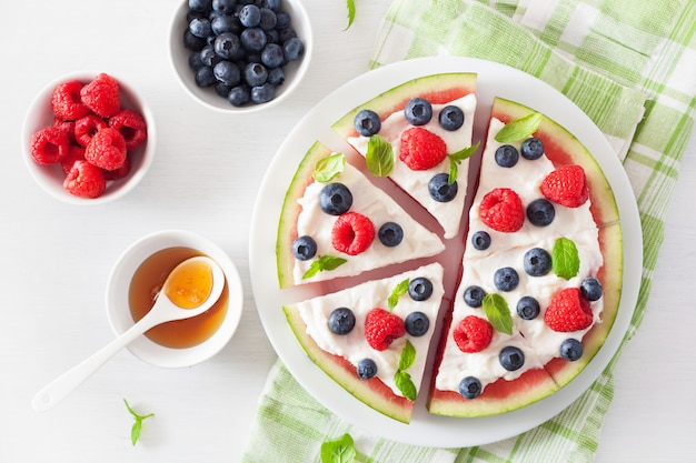 Fette della pizza dell'anguria con yogurt e le bacche, dessert di estate