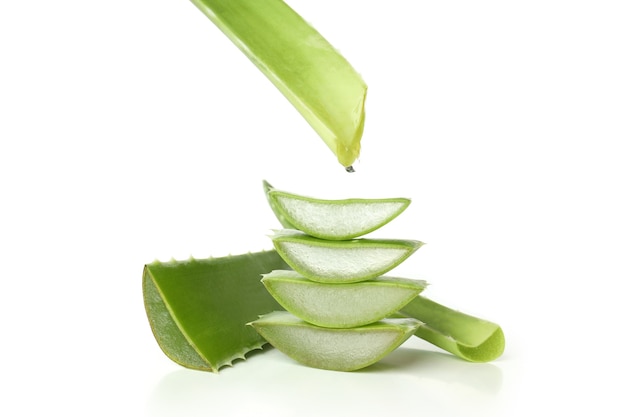 Fette di aloe vera isolate su sfondo bianco