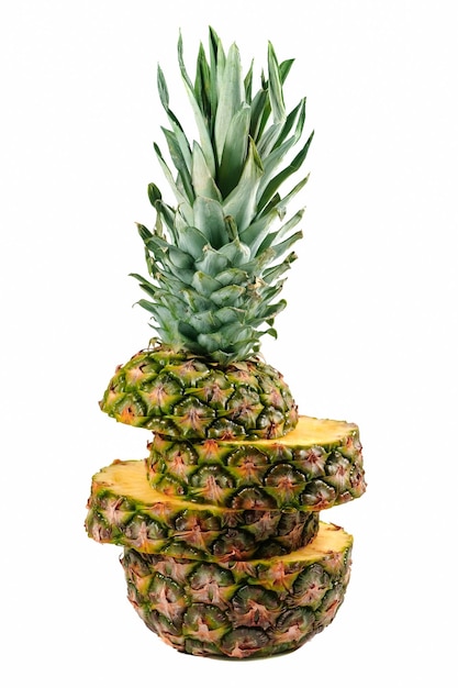 Fette di ananas a fette in aria isolate su uno sfondo bianco