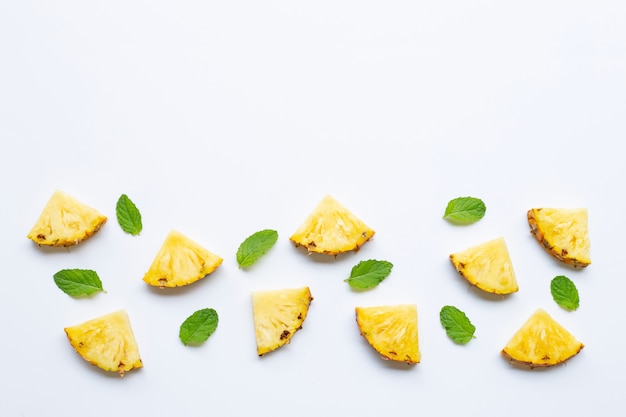 Fette di ananas con menta su bianco