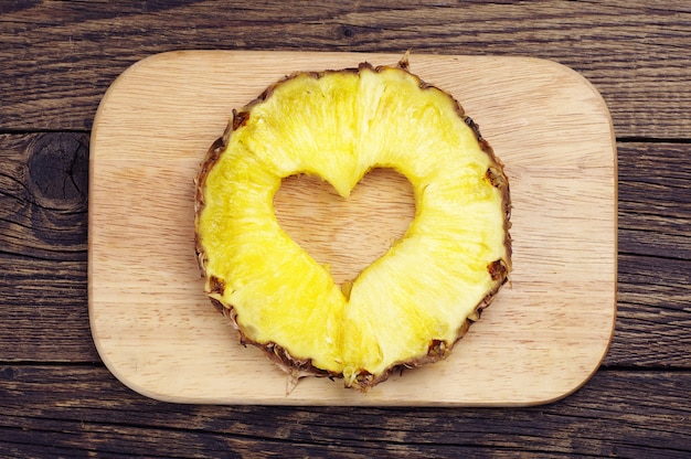 Fette di ananas con un taglio a forma di cuore su un tagliere