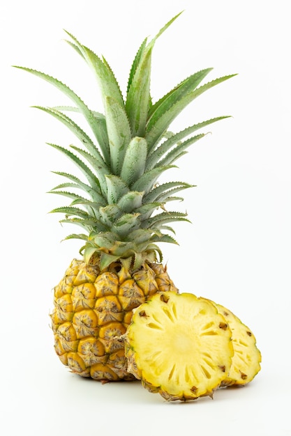 Fette di ananas e ananas isolate