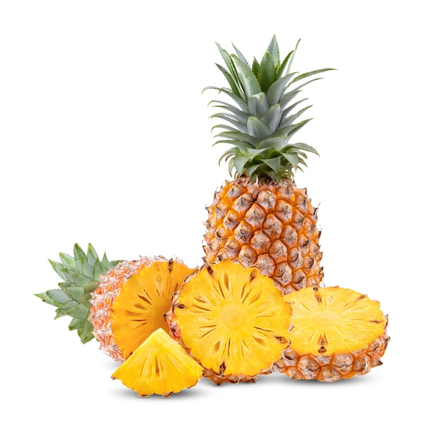 Fette di ananas isolate su fondo bianco