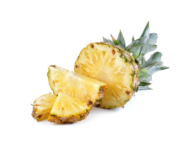 Fette di ananas maturo sulla parete bianca