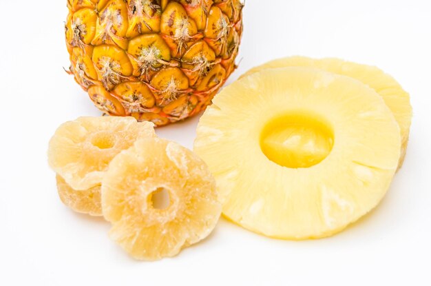 Fette di ananas su sfondo bianco