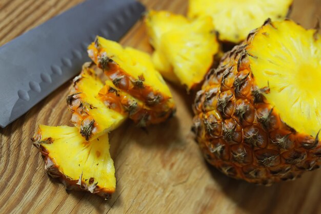 Fette di ananas tagliate a coltello