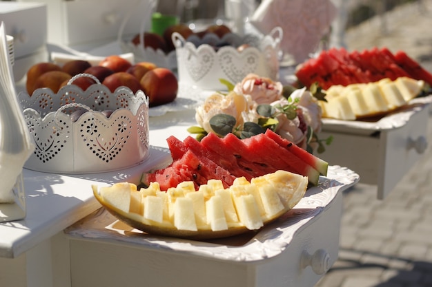 Fette di anguria e melone su un fuoco selettivo tavolo buffet