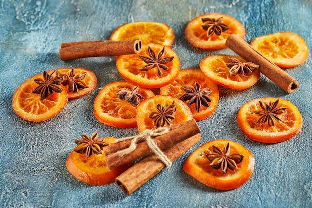 Fette di arance o mandarini secchi con anice e cannella ,. Vegetarianismo e alimentazione sana