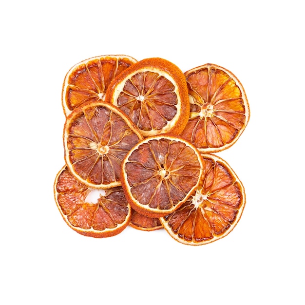 Fette di arancia essiccate isolate su sfondo bianco