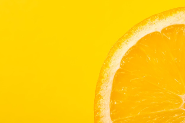 Fette di arancia, sfondo giallo, copia dello spazio. Frutta fresca e succosa, fonte di vitamina C. Sfondo luminoso.