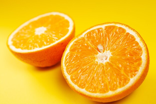 Fette di arancia su sfondo giallo