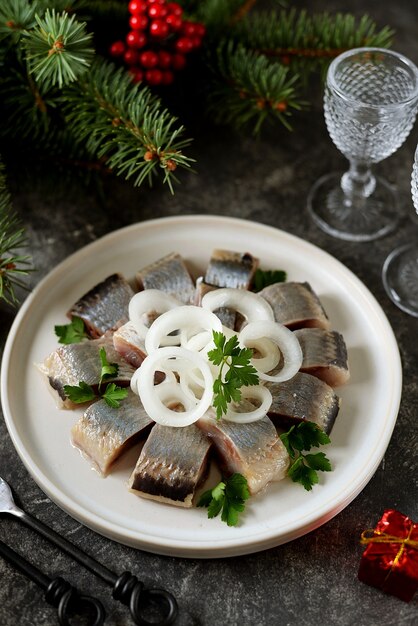 Fette di aringa con cipolle olio d'oliva e aceto