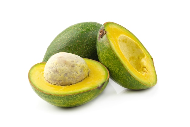 Fette di avocado e avocado maturi isolati su sfondo bianco