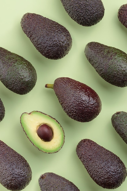 Fette di avocado su sfondo verde