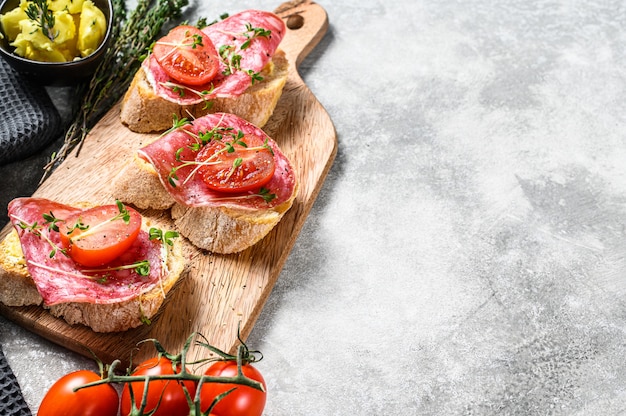 Fette di baguette con salame e pomodorini