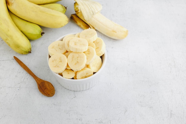 fette di banana fresca in una ciotola