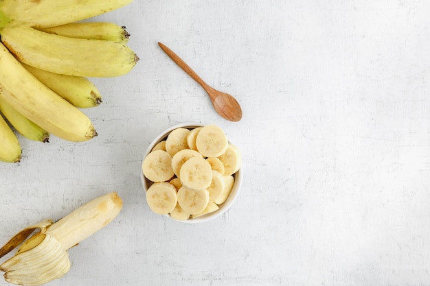 fette di banana fresca in una ciotola