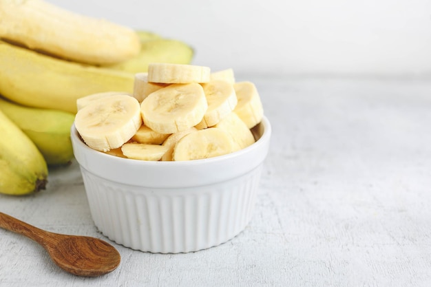 Fette di banana fresche in una ciotola