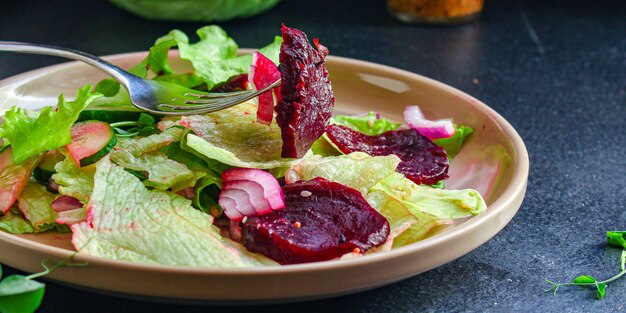 fette di barbabietola da insalata sana, lattuga iceberg, verdure