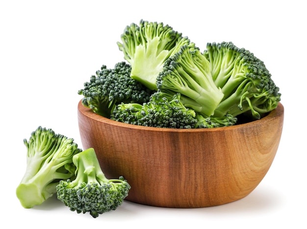 Fette di broccoli in un piatto di legno su uno sfondo bianco isolato