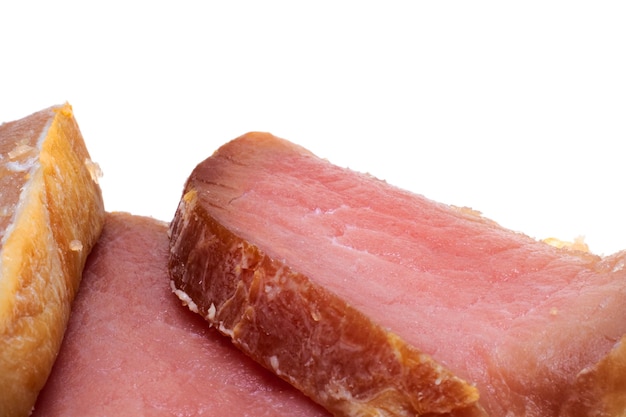 Fette di carne rossa succosa isolare su bianco