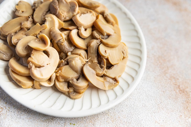 Fette di champignon funghi pasto cibo spuntino sul tavolo spazio copia sfondo alimentare rustico vista dall'alto