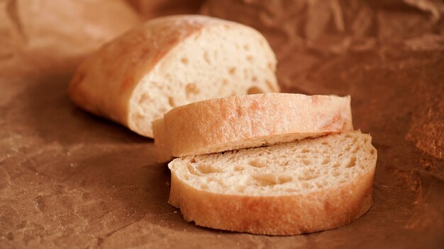 Fette di ciabatta su carta artigianale fresca deliziosa pasticceria pane fresco fatto in casa