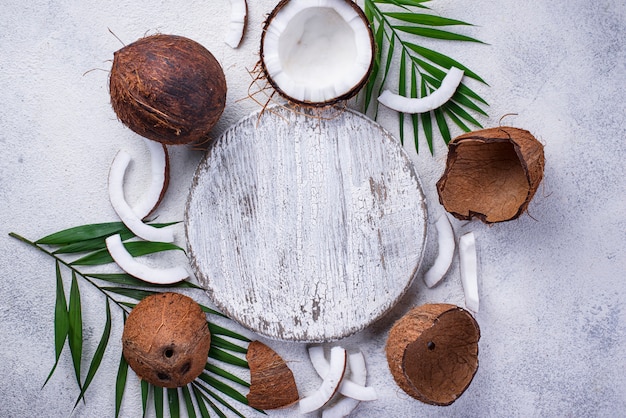 Fette di cocco e foglie di palma