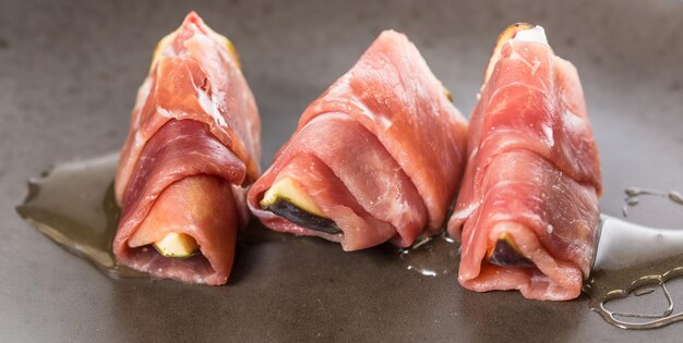 Fette di fichi nel prosciutto