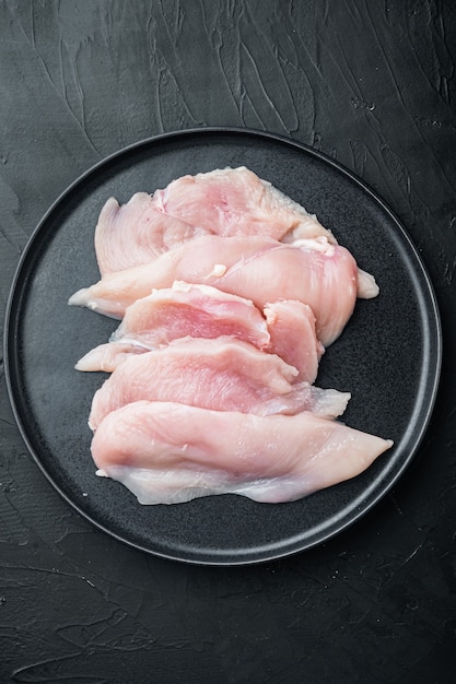 Fette di filetti di carne di pollo cruda, vista dall'alto piatta